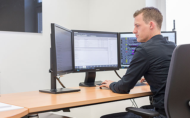 Programmierer bei der Arbeit bei DNG IT Systemhaus in Wenden bei Olpe